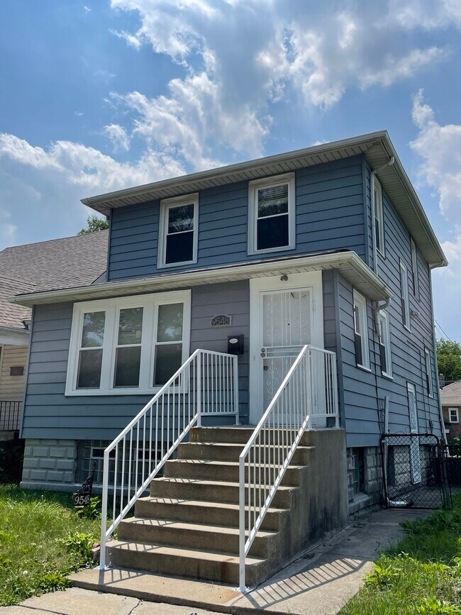Building Photo - 9548 S La Salle St