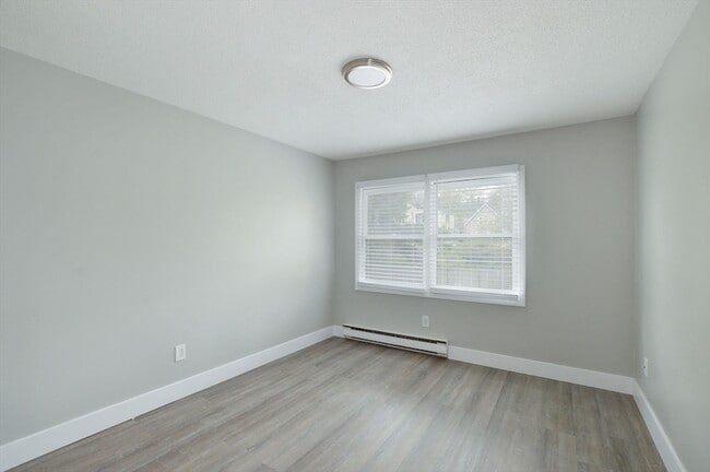 Building Photo - 1049 Pleasant St