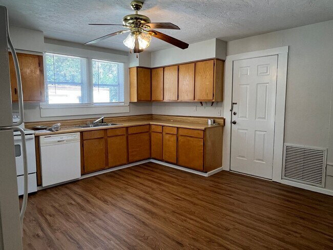 Foto del edificio - Charming 2 Bedroom  "Century Home" near do...