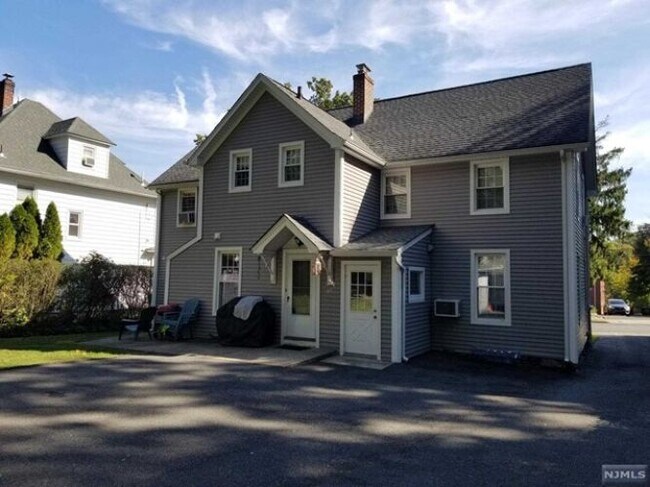 Building Photo - 329 Maple Ave
