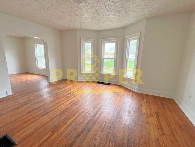 Building Photo - 3 bedrooms 1 bathroom house
