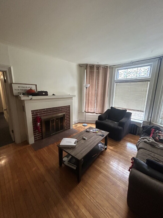 Foto del edificio - 3 bedroom 1 bath Apartment Available June 1st!! Massive bedrooms and a 5 minute walk to campus.