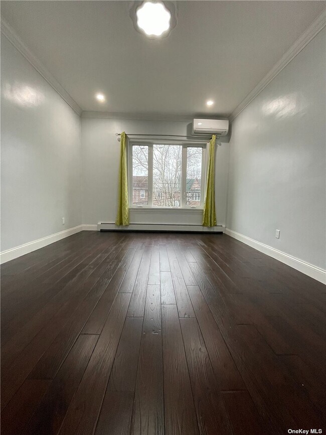 Foto del edificio - 84-10-84-63 63rd Ave