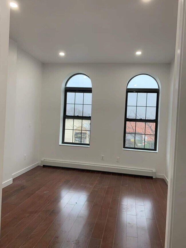 Foto del edificio - 7329 Grand Ave