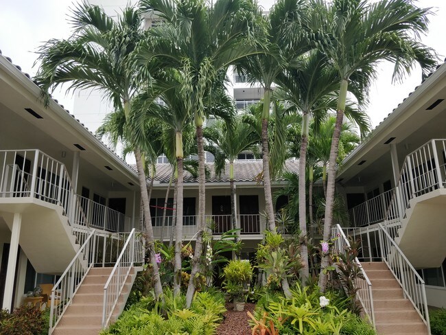 Building Photo - 301 E Royal Palm Rd