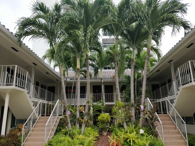 Building Photo - 301 E Royal Palm Rd