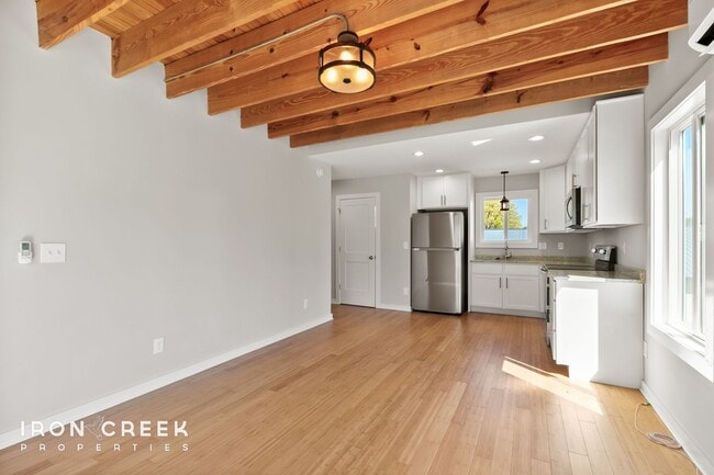Building Photo - Beautiful Two-Bedroom Compact Cottage in S...