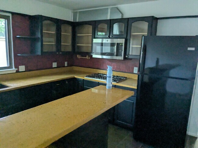 Cocina de gas, horno de convección, refrigerador grande - 9515 Blue Creek Ln