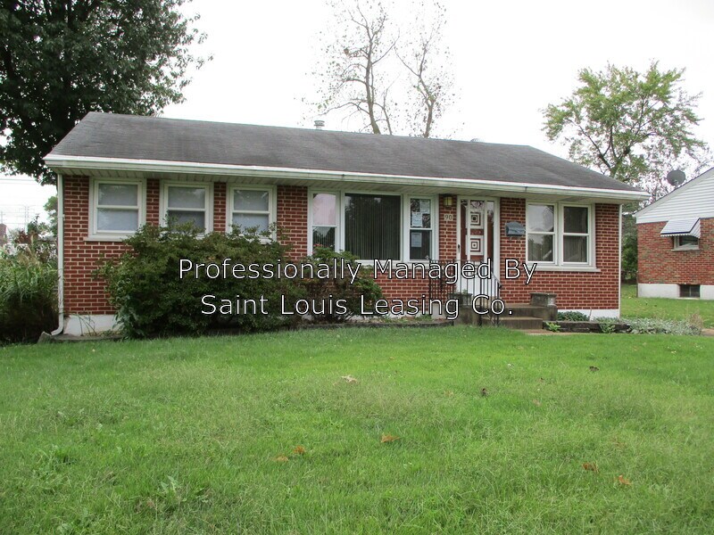 90 W St Anthony Ln, Florissant, MO 63031 House for Rent in Florissant