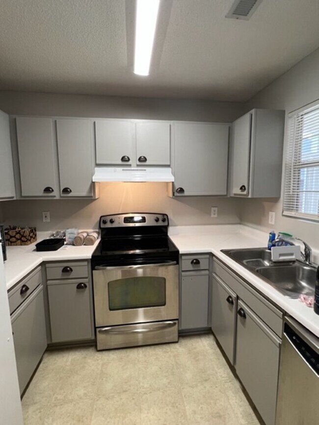 Building Photo - Adorable 2BR/2.5BA townhouse located in de...