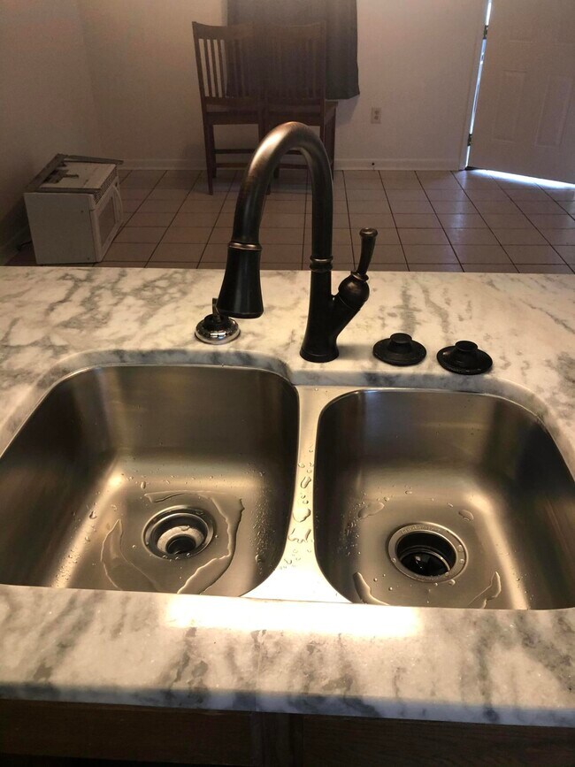 Foto del edificio - 411 Sea Rover Ln NW