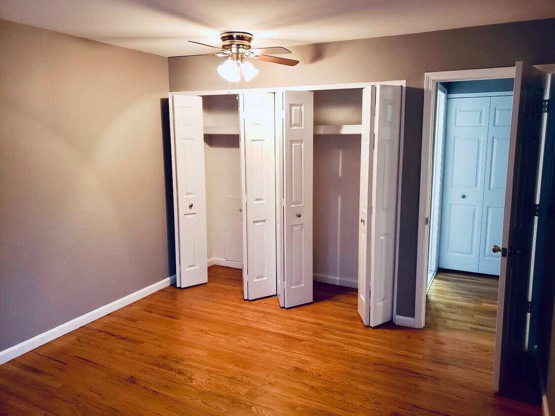 Bedroom - 1215 W Farnum Ave