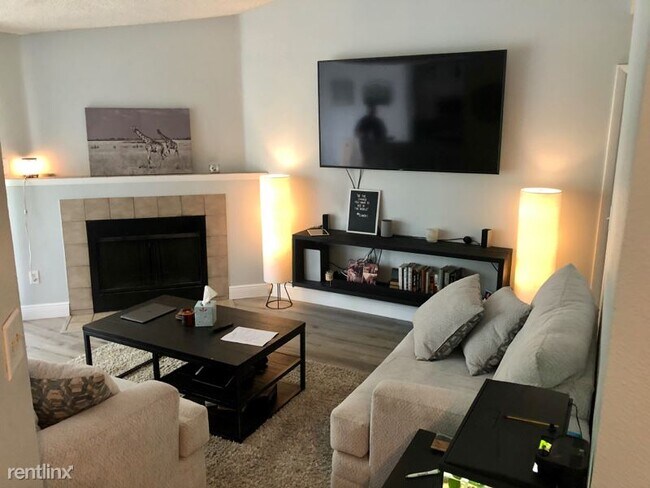 Foto del edificio - 8702 Mallard Reserve Dr