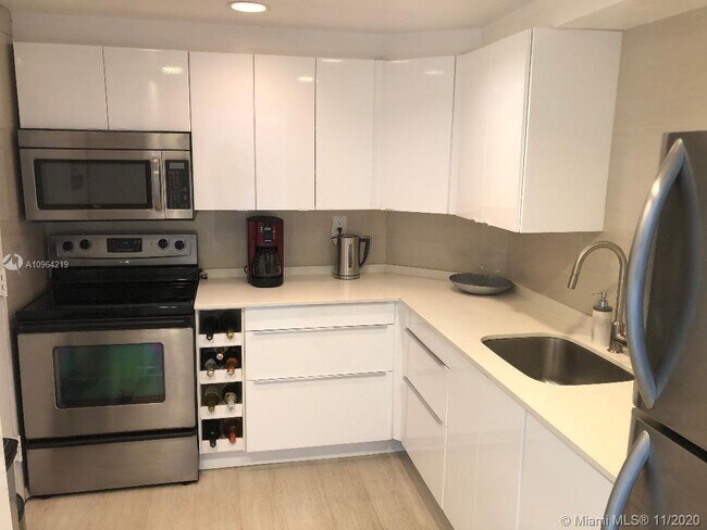 Building Photo - 300 Bayview Dr