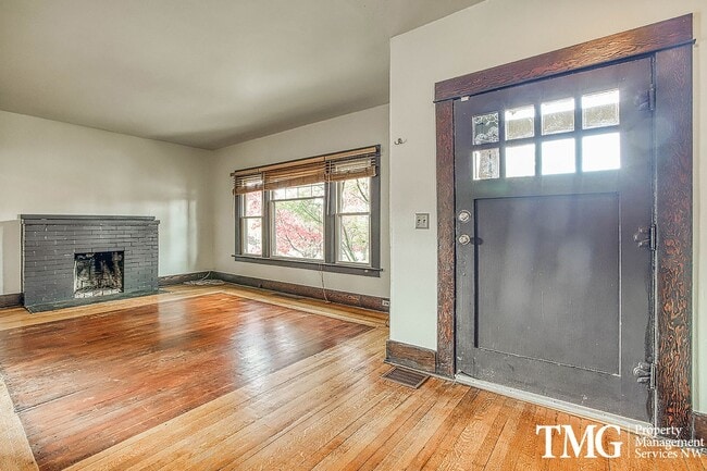 Building Photo - Stunning 4BD Craftsman in Excellent N Port...