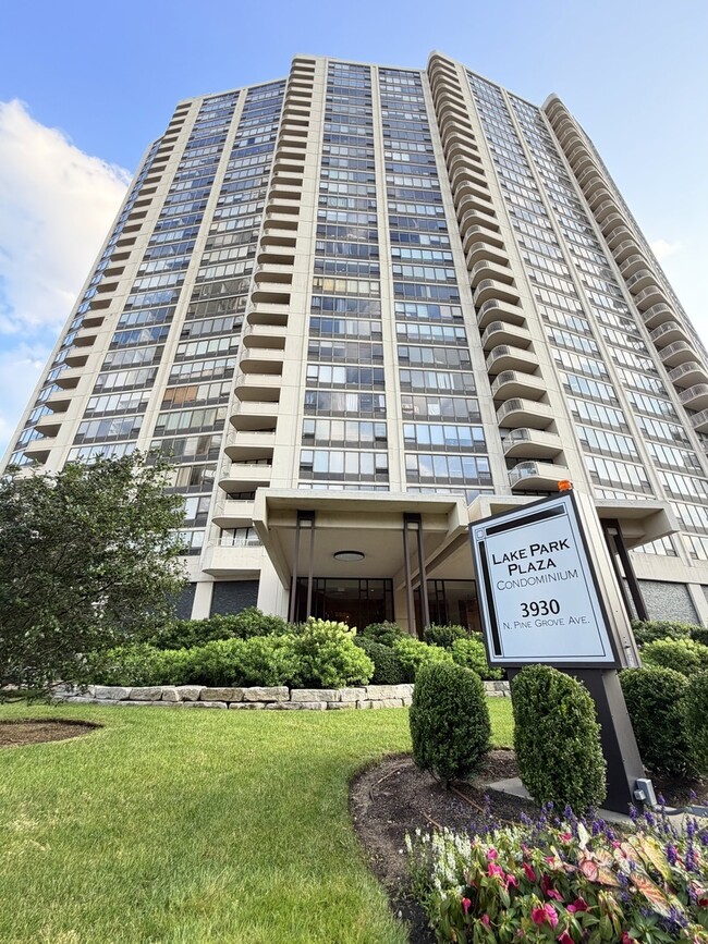 Building Photo - 3930 N Pine Grove Ave