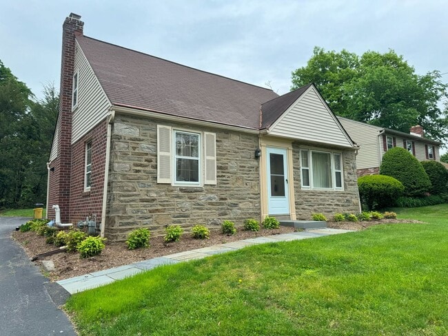 Renovated home, central air, stainless appliances, Radnor SD, Walk to Villanova, small dogs ok...... - Renovated home, central air, stainless appliances, Radnor SD, Walk to Villanova, small dogs ok......