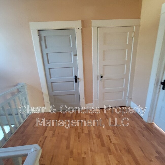 Building Photo - 298 E Oregon Ave