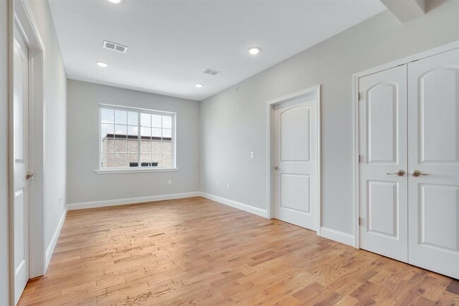 Building Photo - 725 Sip St