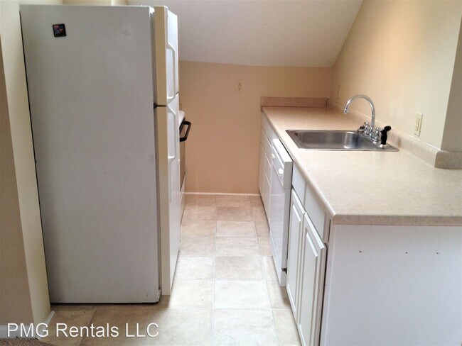Building Photo - 1 br, 1 bath Room For Rent - 221 Courtney Way
