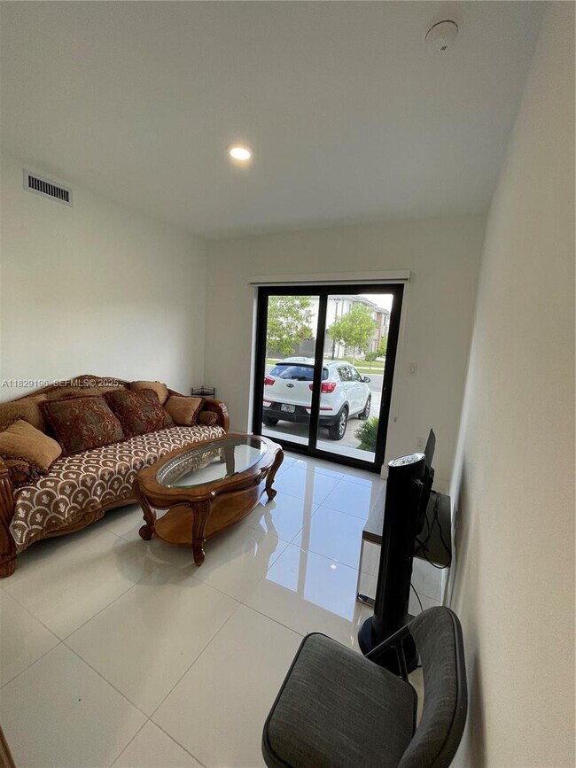 Foto del edificio - 254 NW 11th Ct