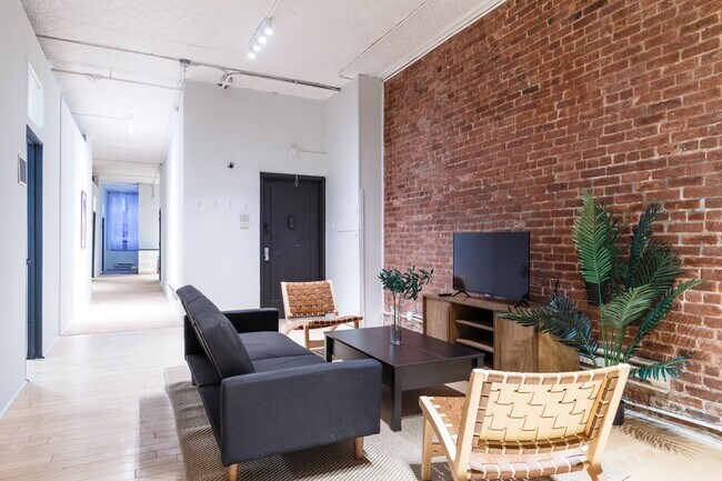 Building Photo - #304 Queen room in Tribeca 6-bed / 2.0-ba