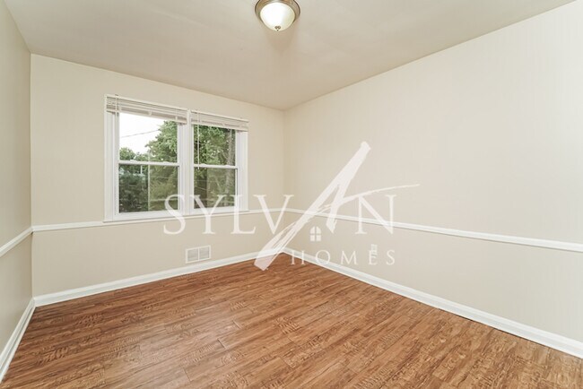 Building Photo - Enjoy low-maintenance living in this 4 bed...
