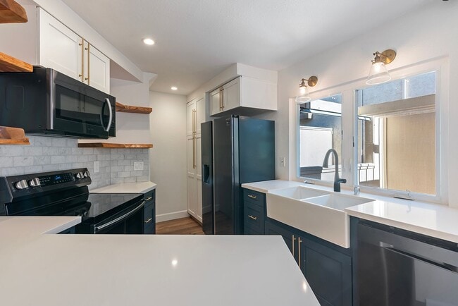 Foto del edificio - Light-Filled 2BR/2.5BA Townhouse with Private Patio & 2-Car Garage Near UCSD & UTC