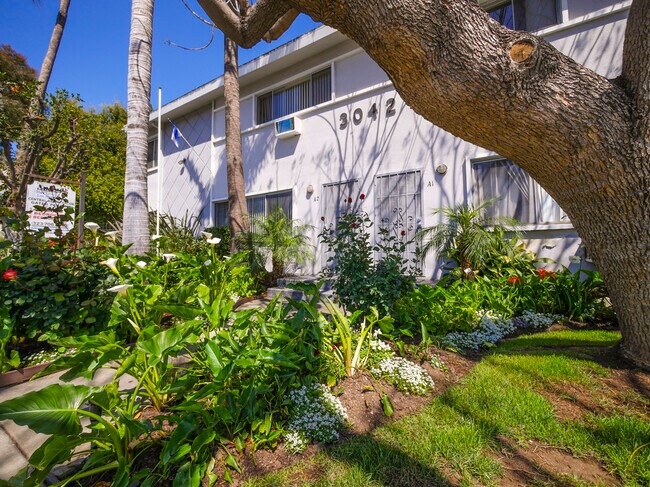 Foto del edificio - 3042 Livonia Ave