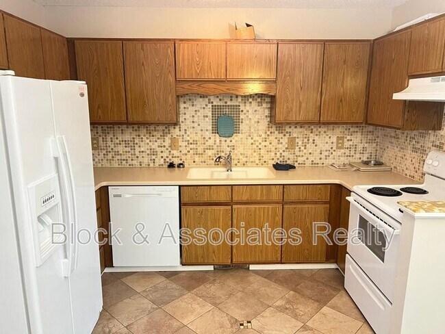 Building Photo - 5901 Suncreek Ct