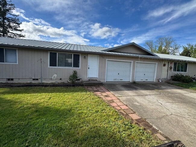 Building Photo - 826-828 ROYAL