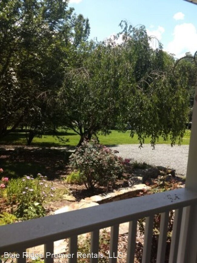 Building Photo - 5 br, 3.5 bath House - 250 Mint Road
