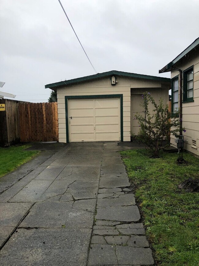 Building Photo - 2 Bedroom, 1 Bath Eureka Bungalow