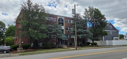 Building Photo - 558 Main St