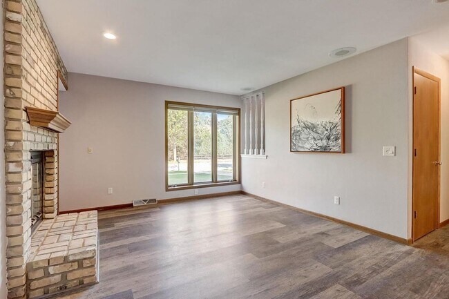 Building Photo - 7653-7655 Farmington Way