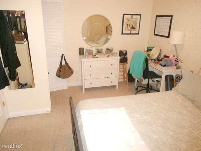 Foto del edificio - Studio, 1 bath  - 50 Park Vale Ave 17