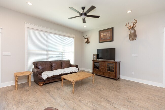 Foto del edificio - 20690 Pleasant Oaks Dr