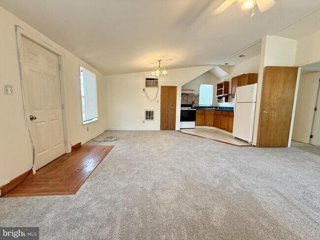 Building Photo - 604 Primos Ave