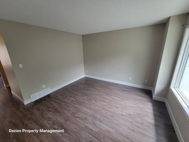 Photo du bâtiment - 415 Clareview Rd NW