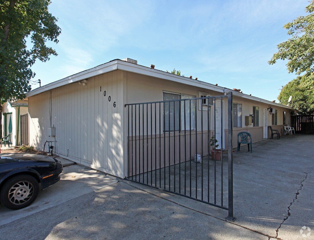 Primary Photo - 1006 Circuit Dr