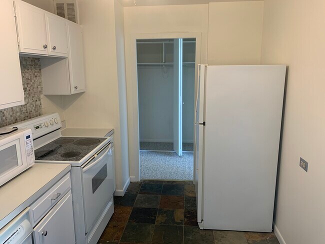 Kitchen - 5455 N Sheridan Rd