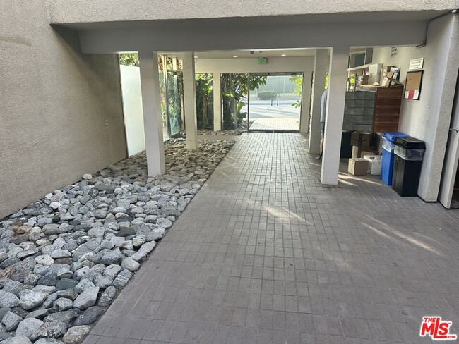 Foto del edificio - 330 S Barrington Ave