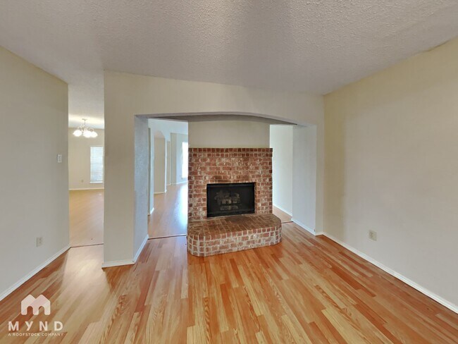 Building Photo - 3205 Meadowview Dr