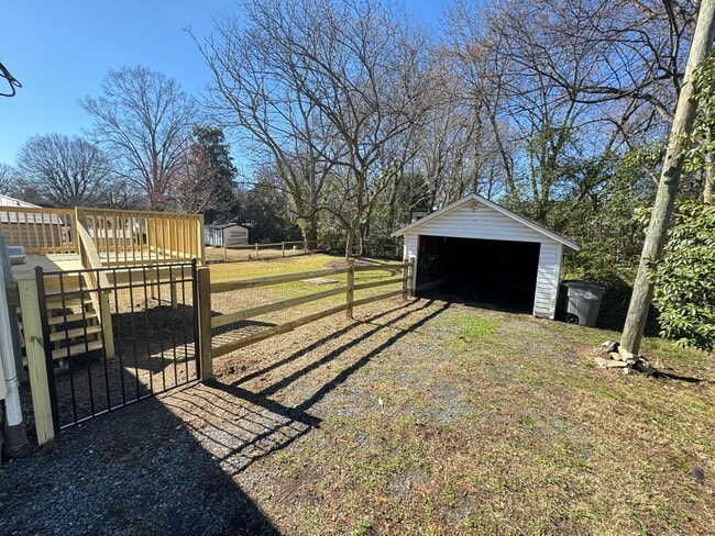 Building Photo - 2Bd/1Ba Fully Renovated 2024 House with Fe...