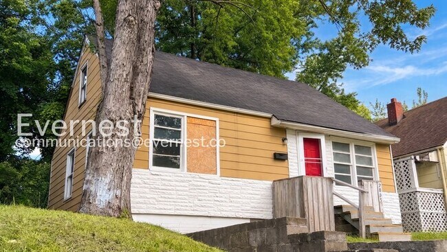 Building Photo - Cozy 2 Bed / 1 Bath Home / Pet-Friendly / Vouchers Accepted / Available Now!