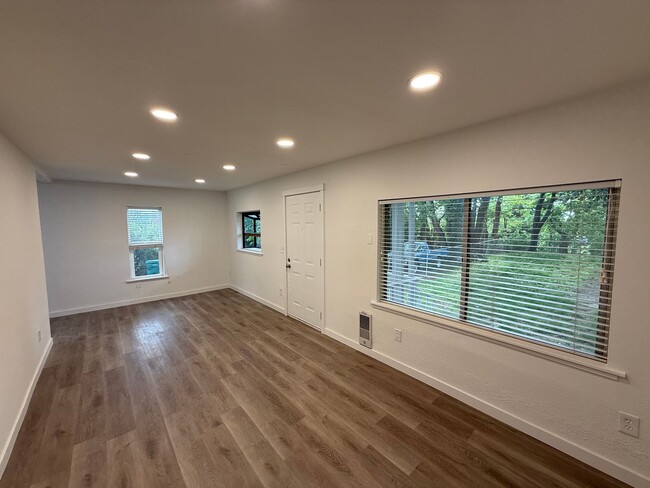 Foto del edificio - Spacious 3BR + Loft | 2.5BA | Large Yard |...
