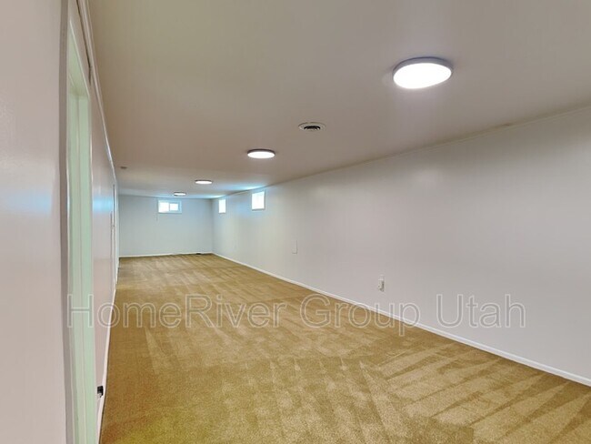 Building Photo - 892 E 3250 N