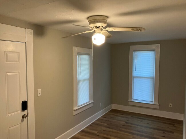 Building Photo - Charming 4 Bedroom House
