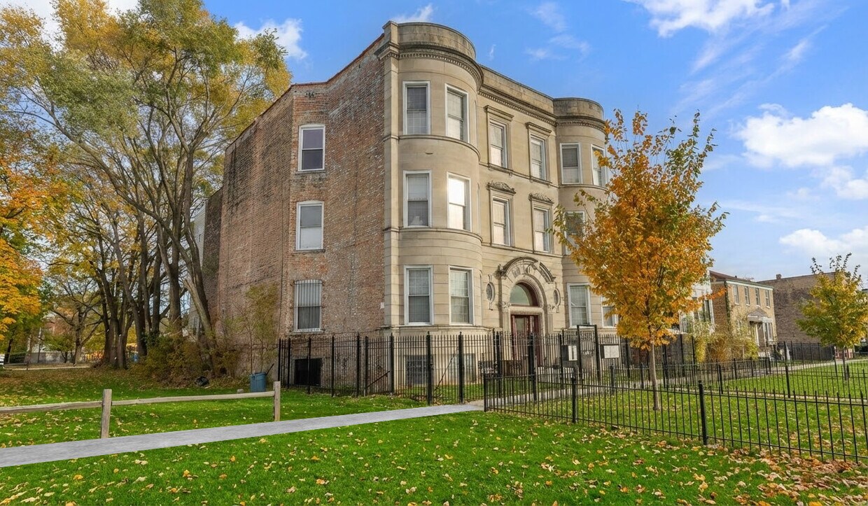 Foto principal - 5341 S Indiana Ave