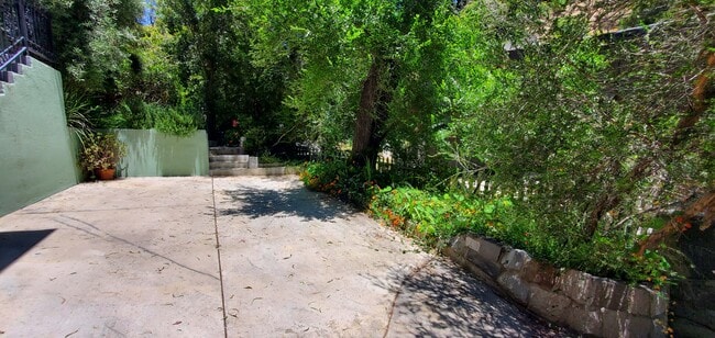 Building Photo - 8057 Willow Glen Rd
